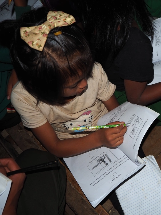 ကလေးများအဲန်စာသင်ယူနေပုံ